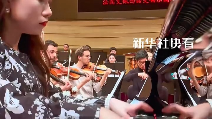 JackeyLove重返赛场，大比分获胜首场状态出色，法国队观众沸腾！